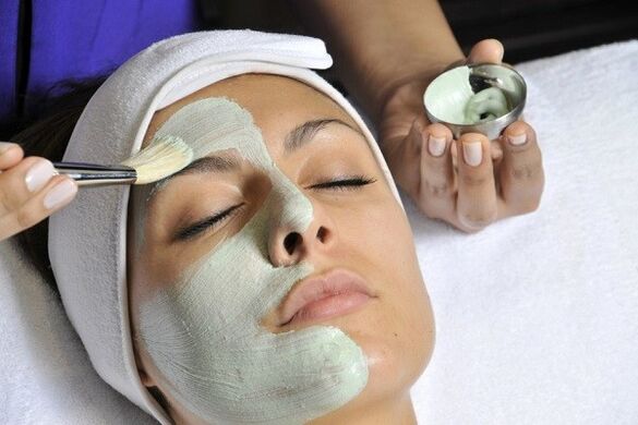 The most convenient way to apply an anti-aging mask to the skin is to use a brush. 